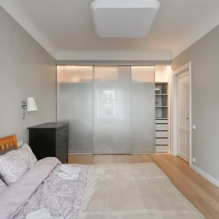 Modern 2-bdrm Centre Апартаменти Рига