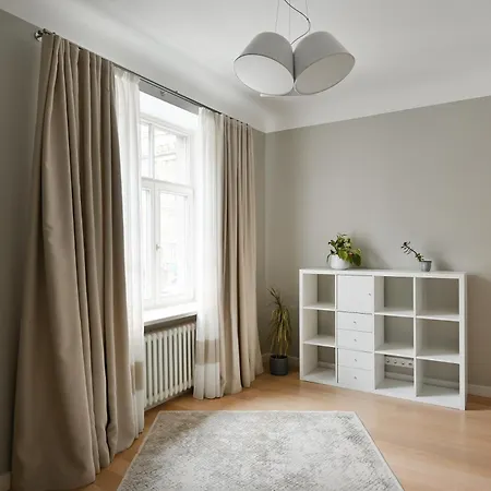 Modern 2-bdrm Centre *