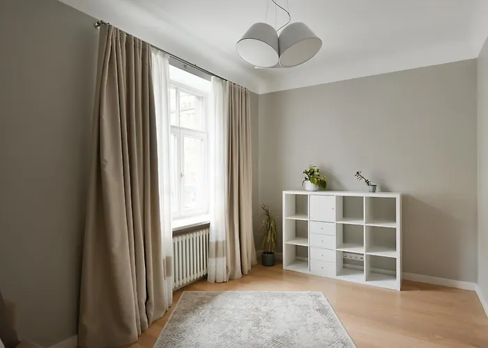 Modern 2-bdrm Centre *