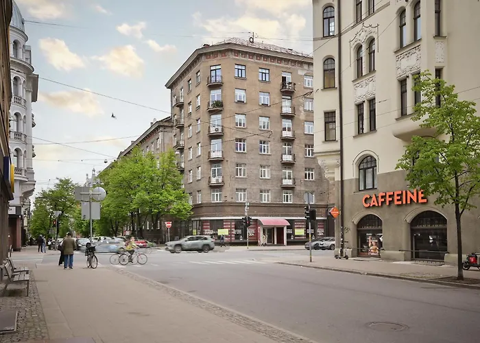 Modern 2-bdrm Centre Apartment