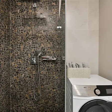 Modern 2-bdrm Centre דירה